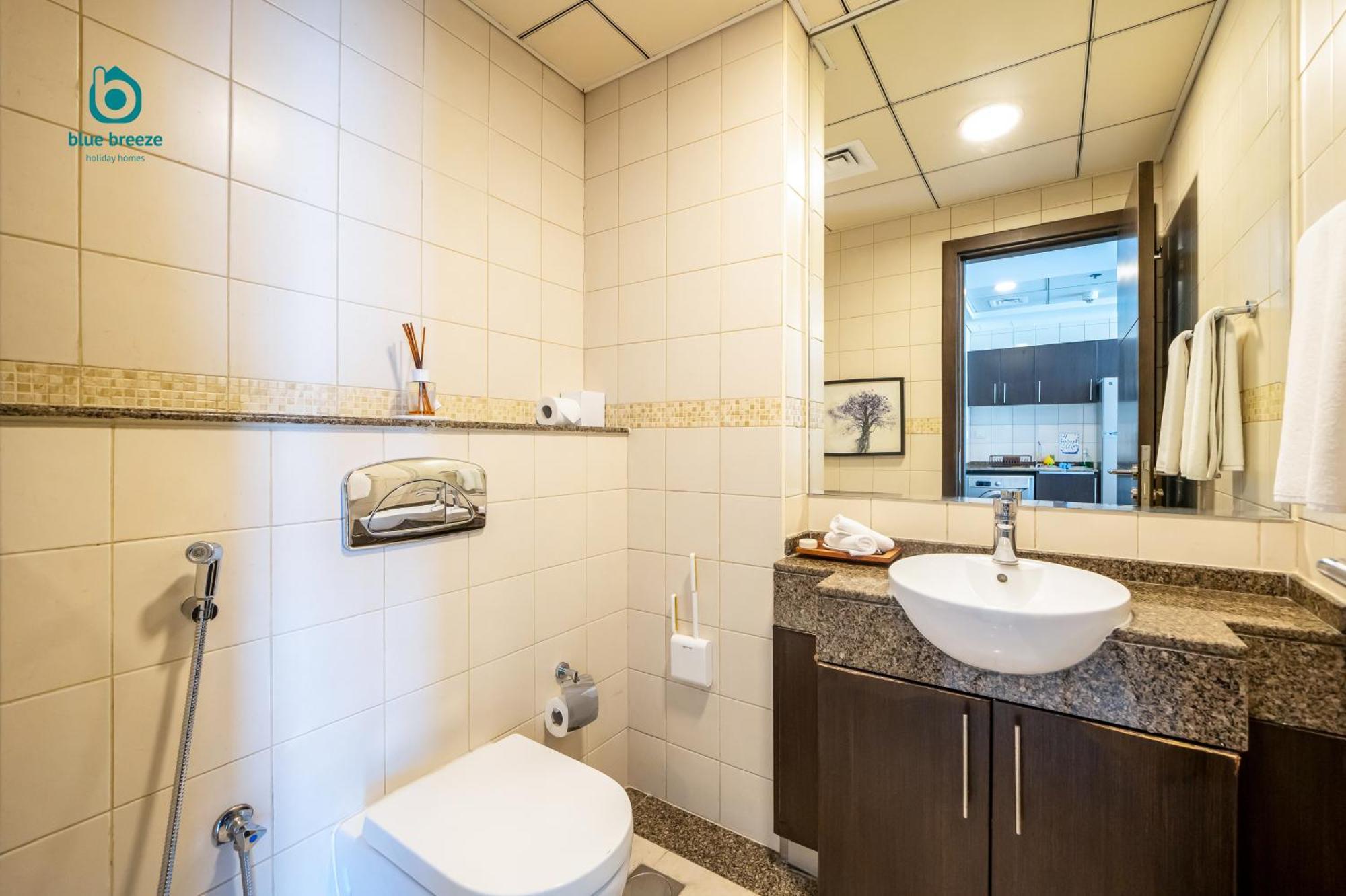 Blue Breeze - Chic Marina Retreat With Balcony And Canal Views *