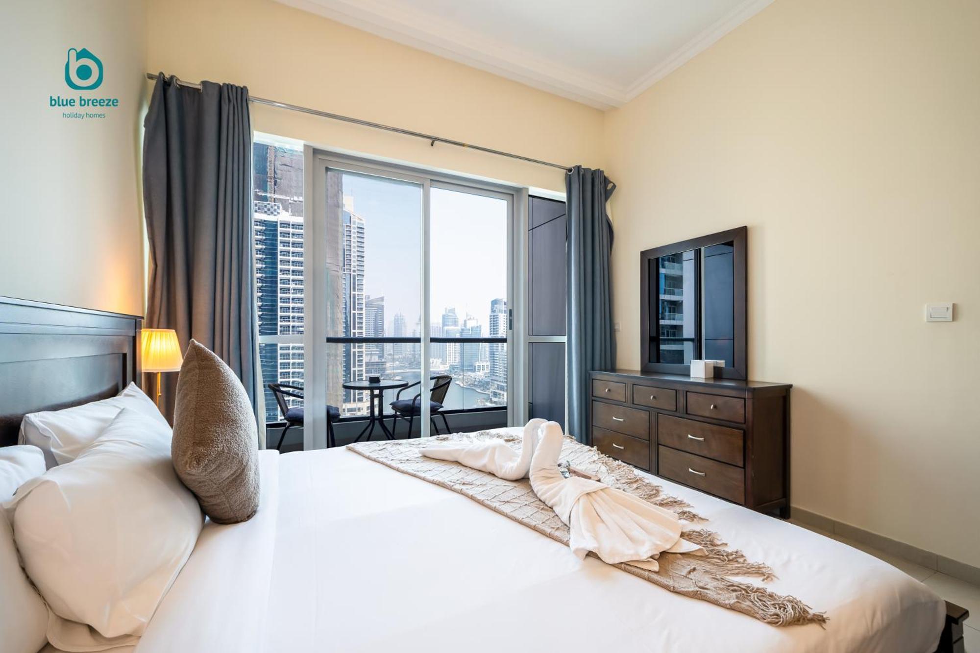 Apartment Blue Breeze - Chic Marina Retreat With Balcony And Canal Views