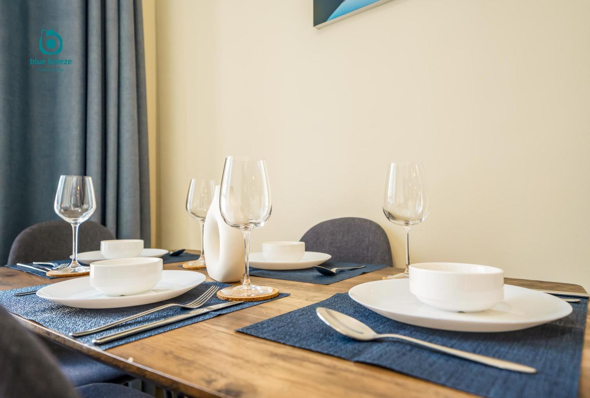 Blue Breeze - Chic Marina Retreat With Balcony And Canal Views *