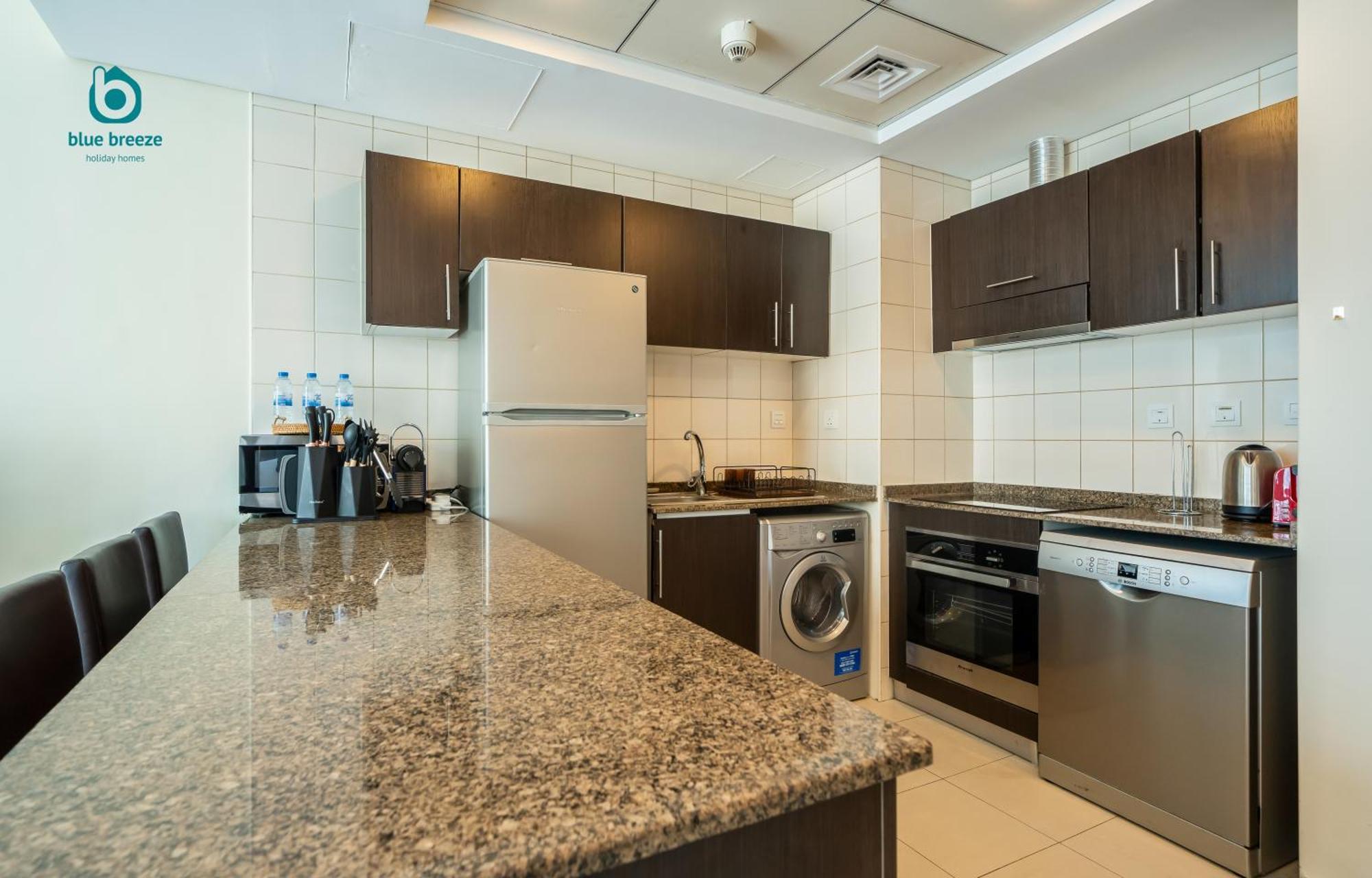 Blue Breeze - Chic Marina Retreat With Balcony And Canal Views Dubai