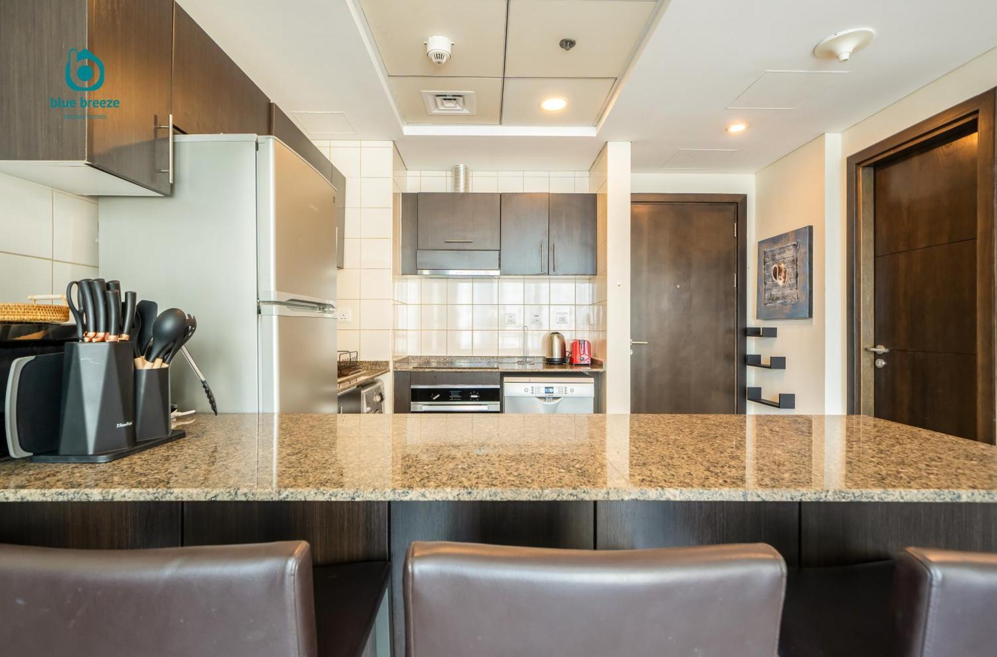 Apartment Blue Breeze - Chic Marina Retreat With Balcony And Canal Views *