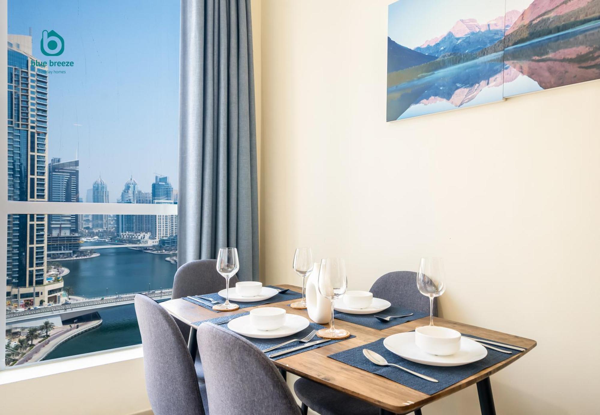 Blue Breeze - Chic Marina Retreat With Balcony And Canal Views Dubai