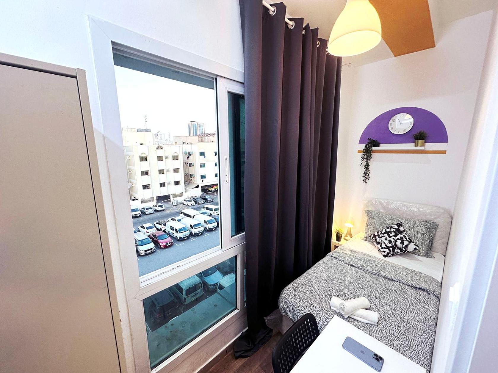 Partition In Al Seef Near Burjuman Metro Homestay *