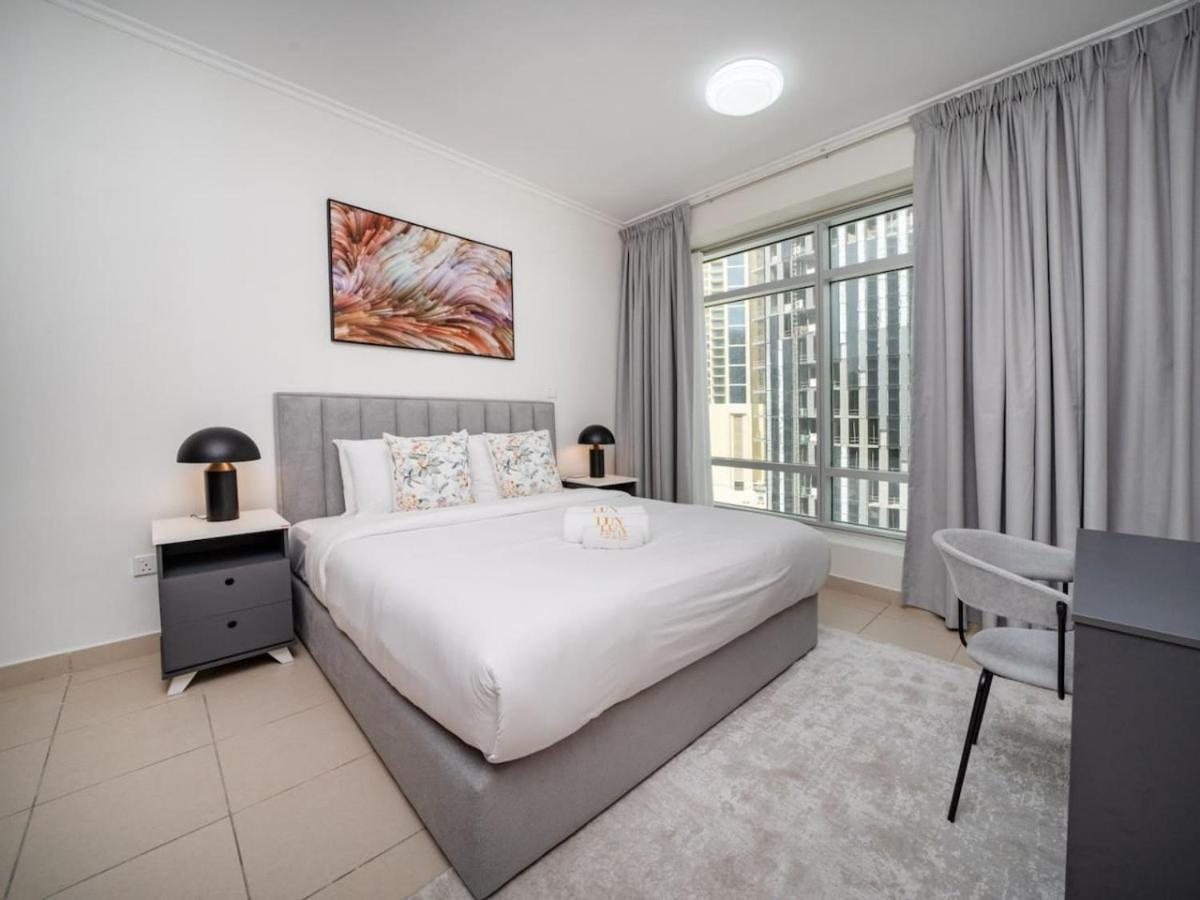 Downtown 1 Bed With A Pool Side Burj Khalifa View Dubai
