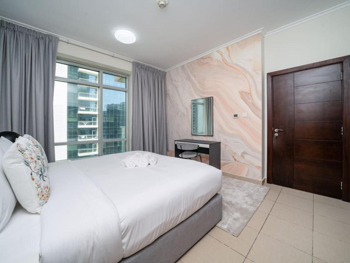 Downtown 1 Bed With A Pool Side Burj Khalifa View Dubai