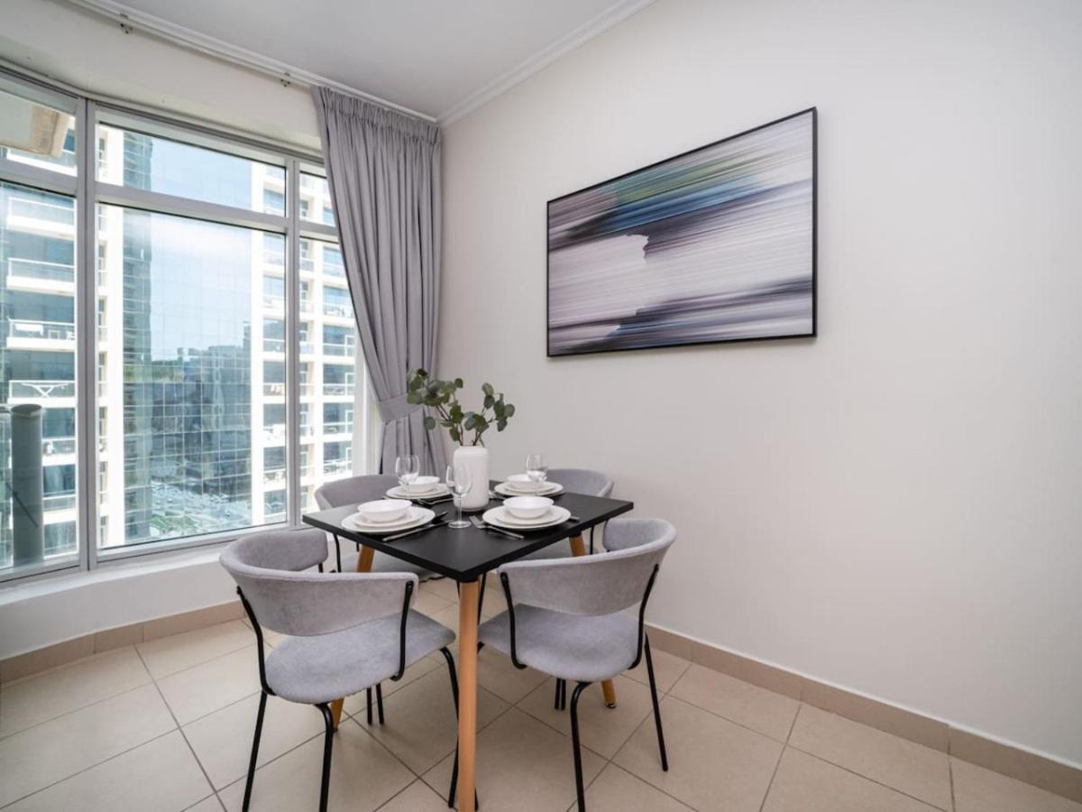 Downtown 1 Bed With A Pool Side Burj Khalifa View Dubai