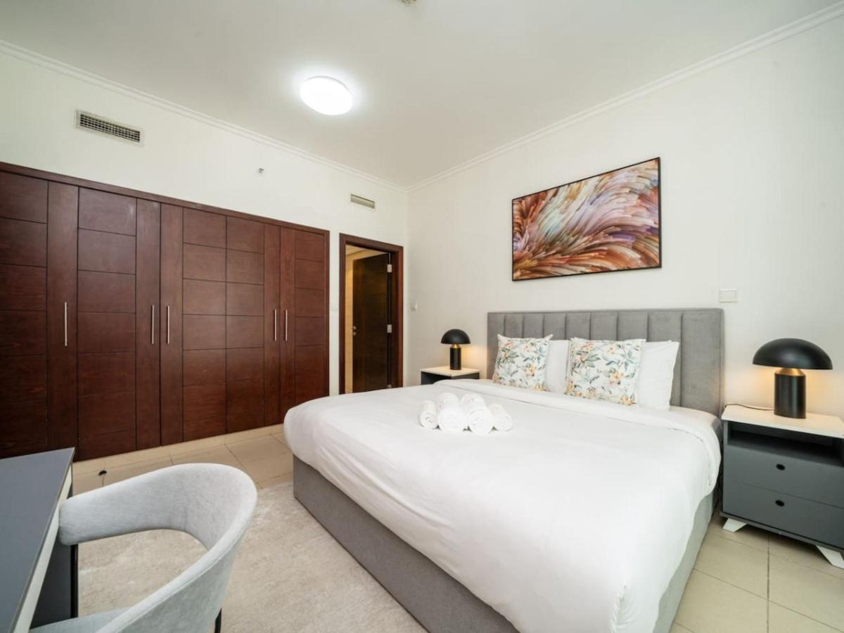 Downtown 1 Bed With A Pool Side Burj Khalifa View Apartment *