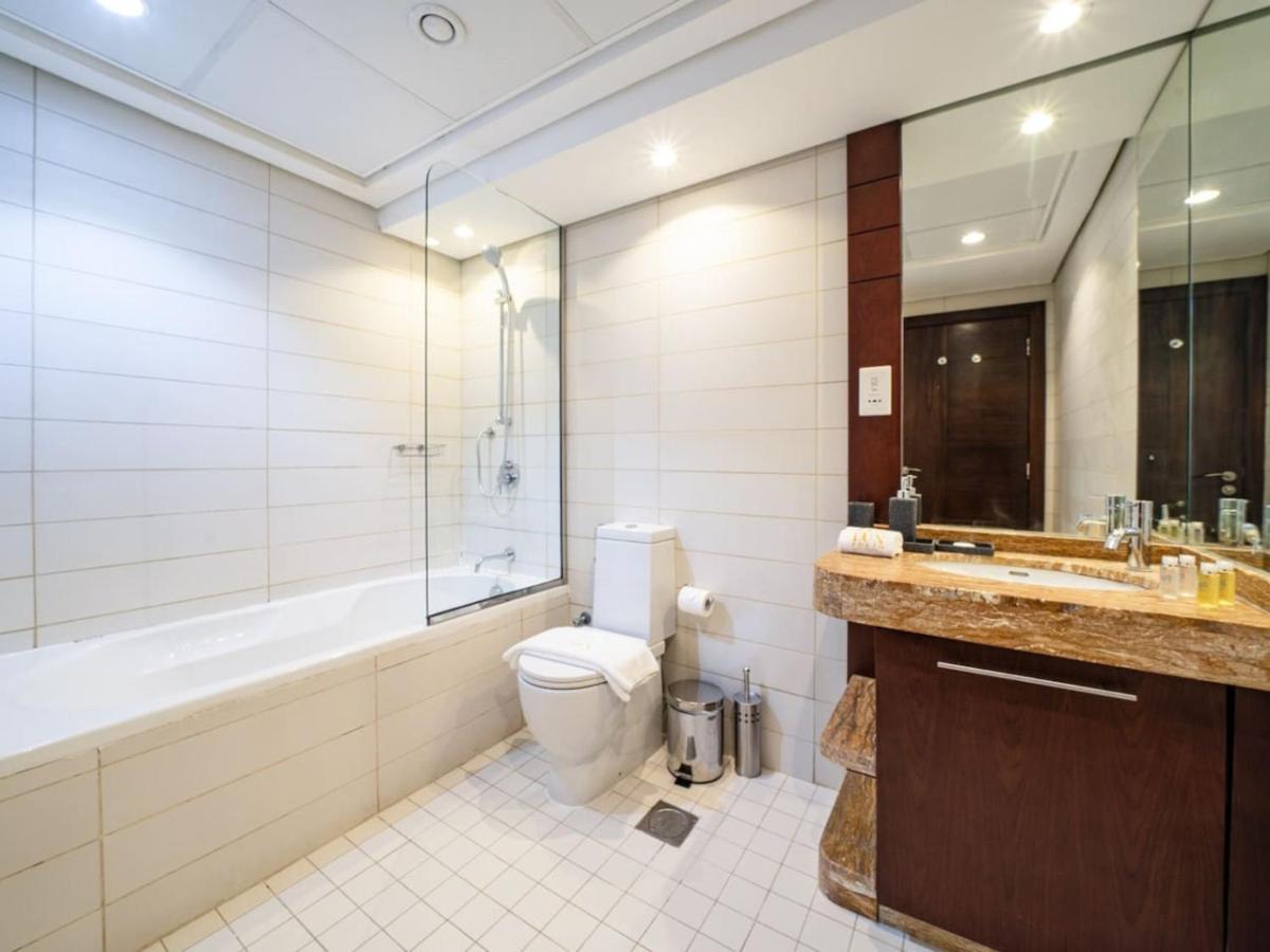 Apartment Downtown 1 Bed With A Pool Side Burj Khalifa View Dubai