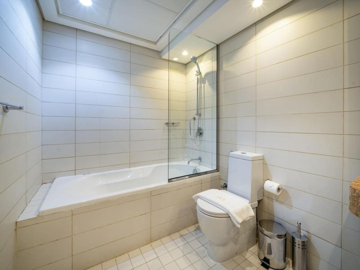 Downtown 1 Bed With A Pool Side Burj Khalifa View Apartment