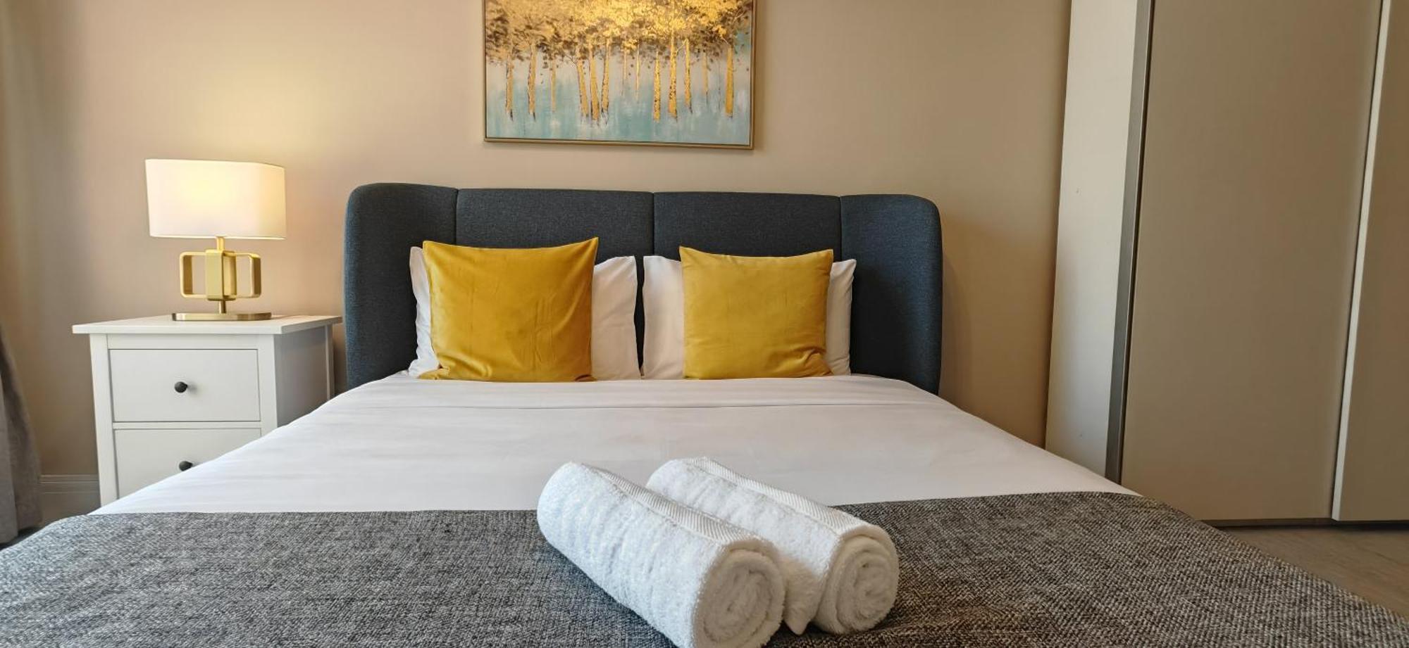 Apartment Marina View Luxury Condo: Spacious 2bd Steps From Jbr Dubai
