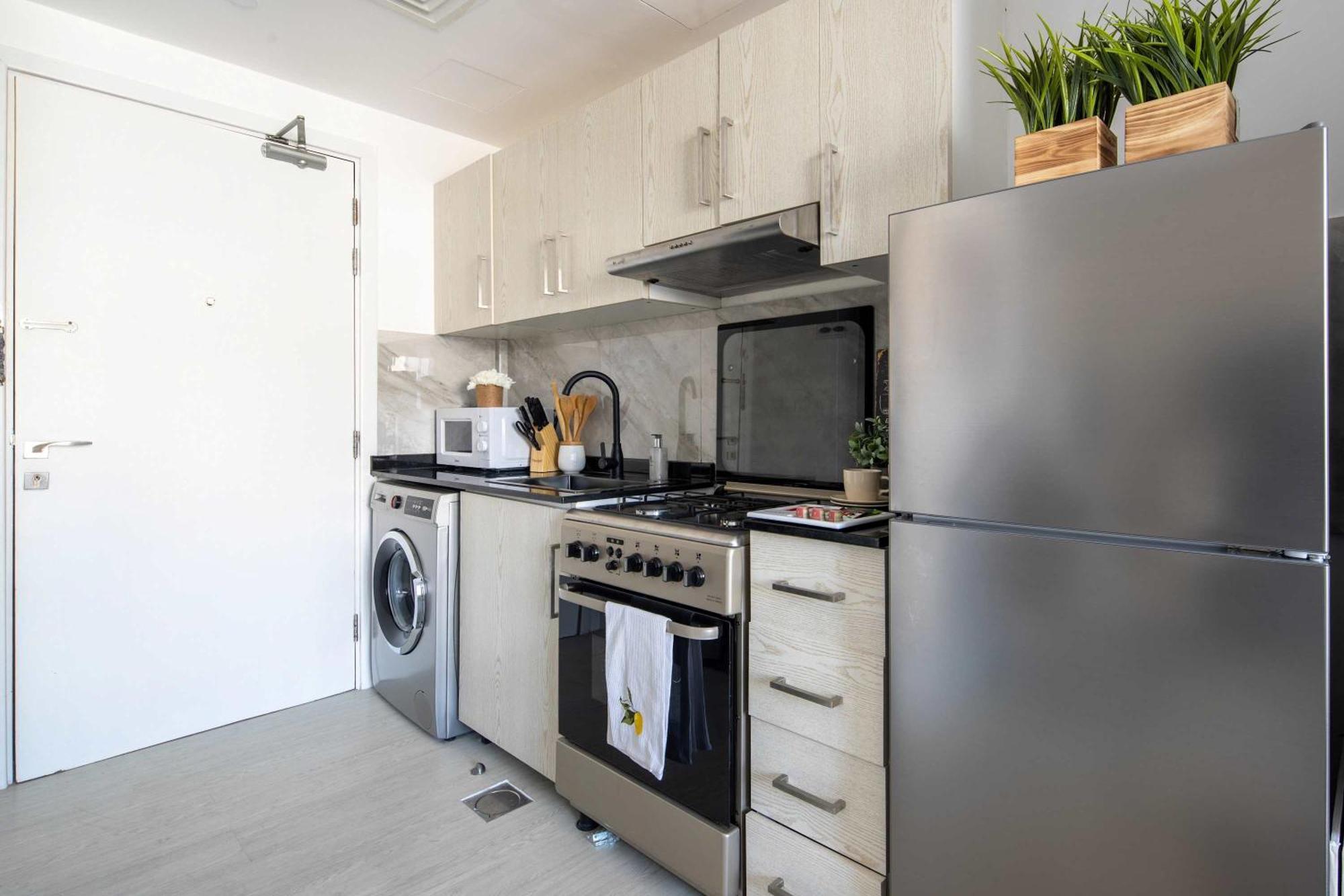 Frank Porter - Lakeside Tower C Apartment *
