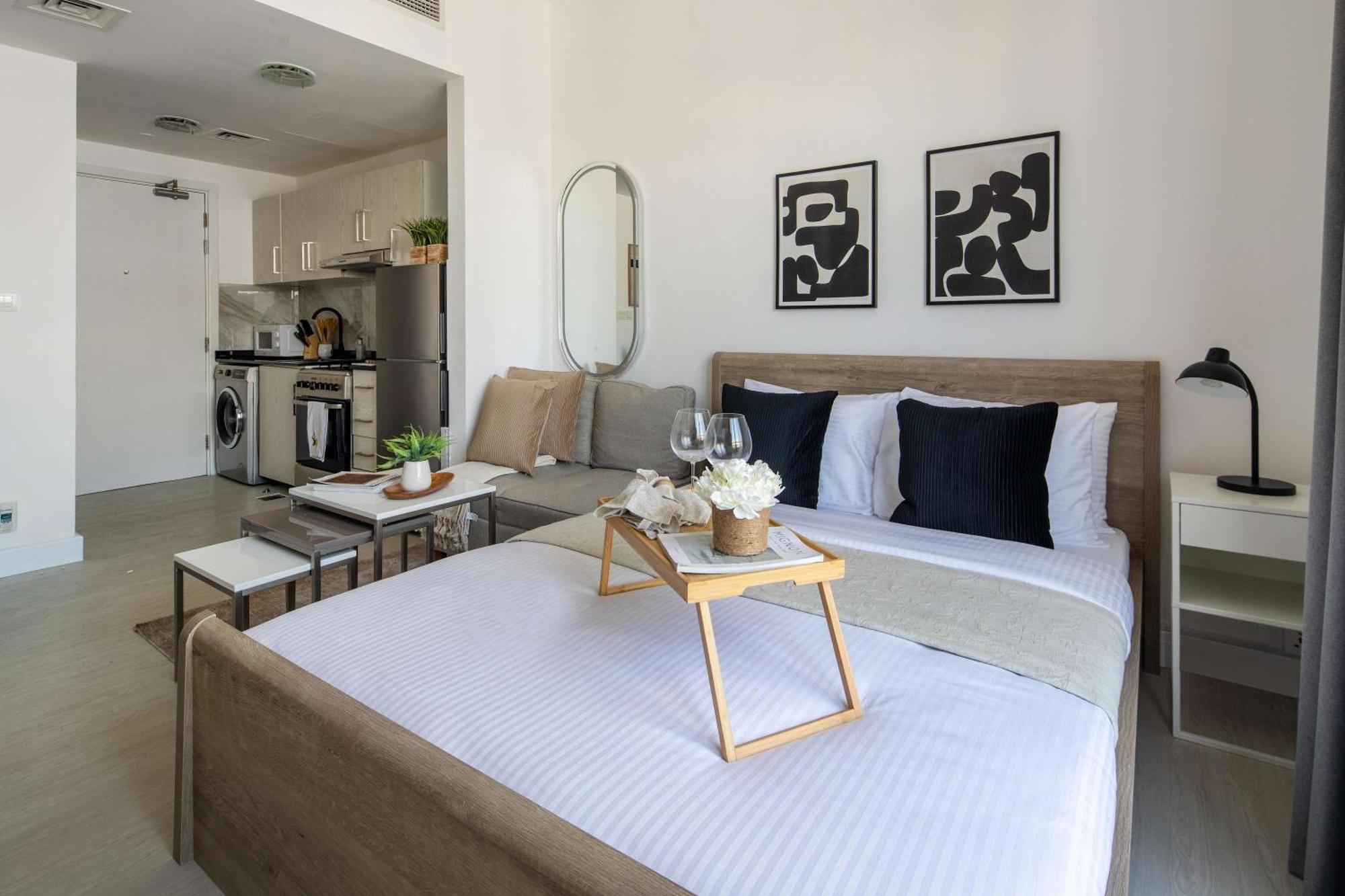 Frank Porter - Lakeside Tower C Apartment