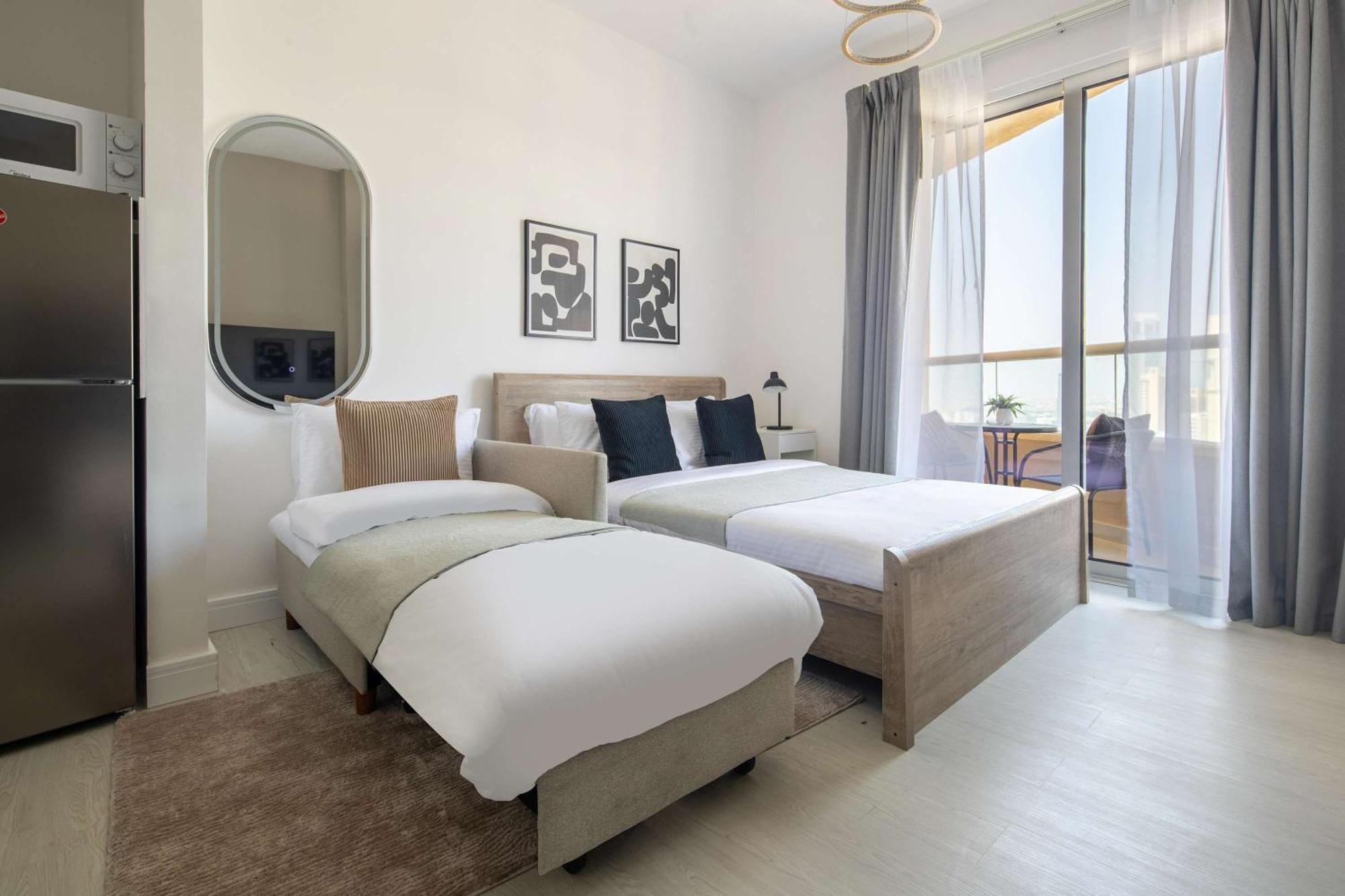 Frank Porter - Lakeside Tower C * Dubai