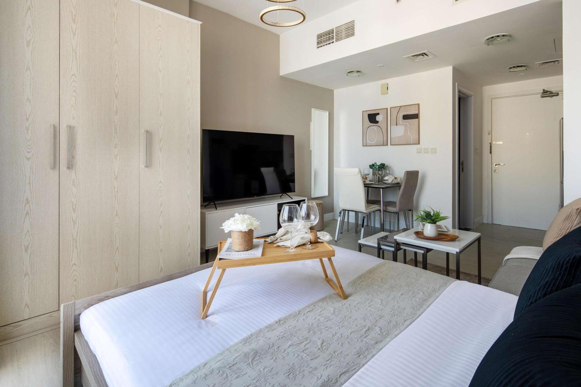 Frank Porter - Lakeside Tower C Apartment