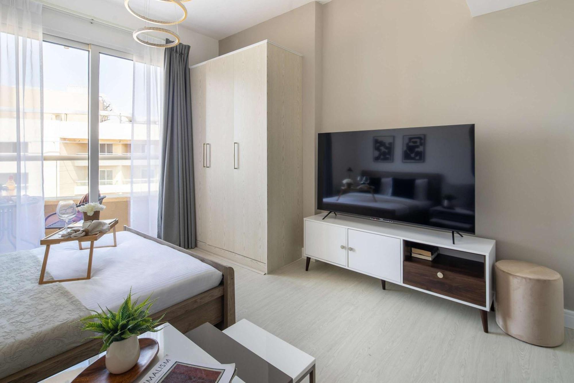 Frank Porter - Lakeside Tower C Apartment