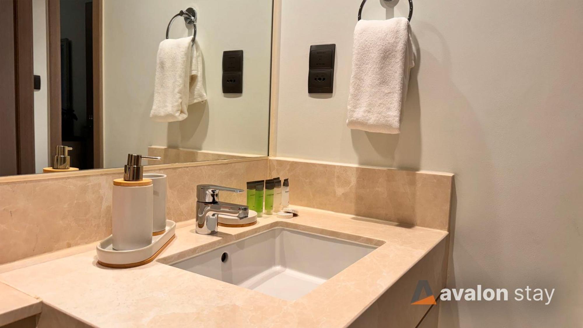 Avalonstay - Luxury 1br In Downtown Dubai-brand New-burj Khalifa & Fountain Views From Pool *