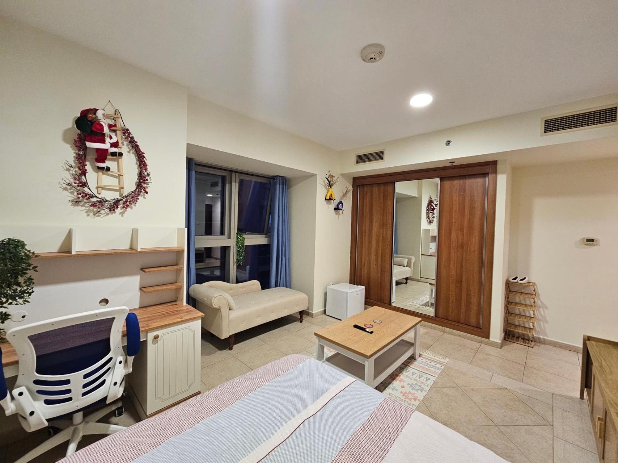 Super Host At Highest Residential Tower In The World, Private In A Shared Homestay *