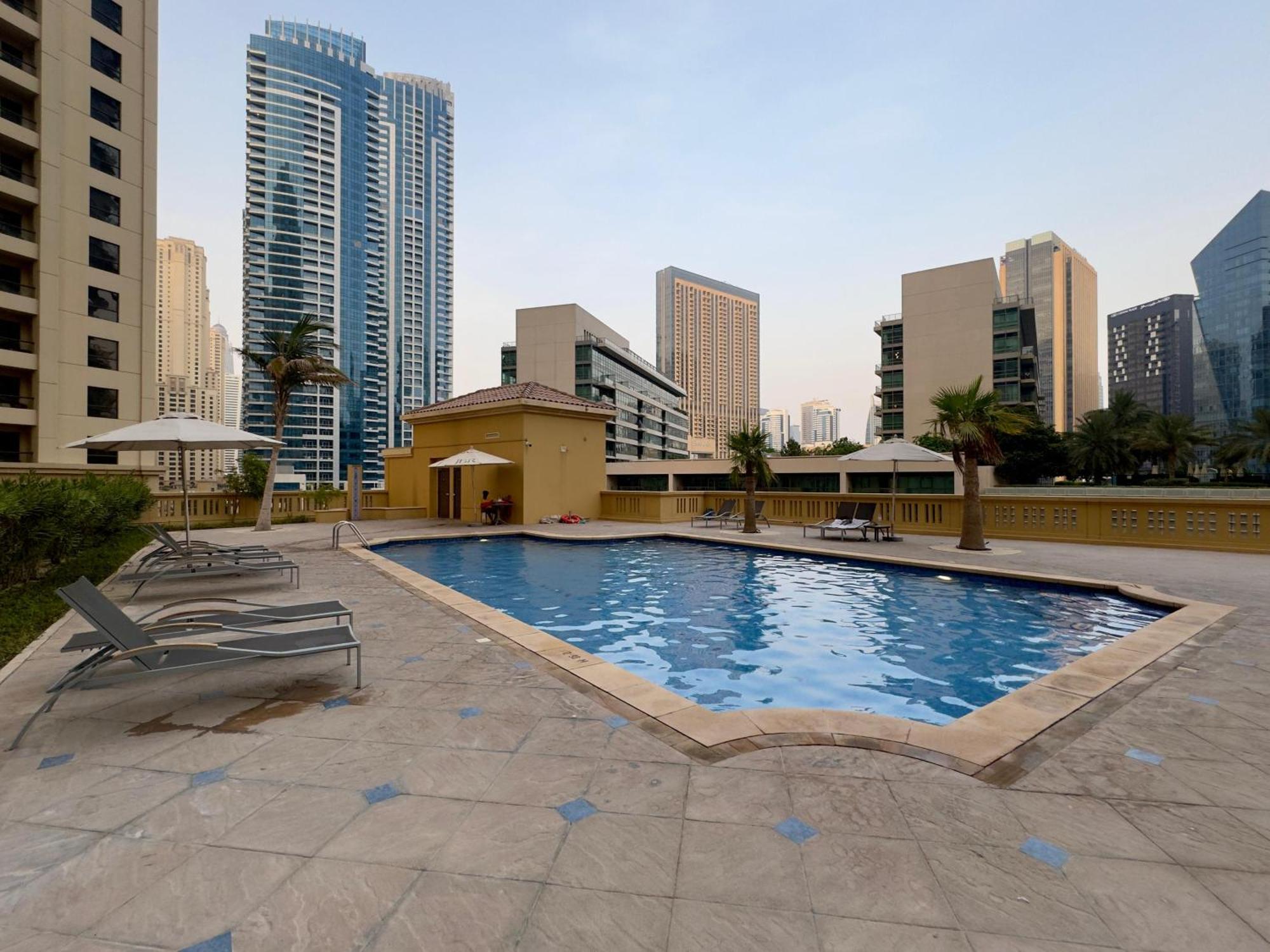 Aesthetic , Sleeps 6, Pool, Gym & Waterfront Views Dubai