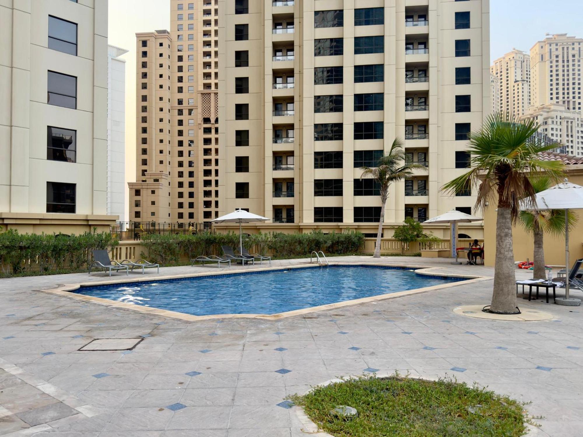 Holiday home Aesthetic , Sleeps 6, Pool, Gym & Waterfront Views *