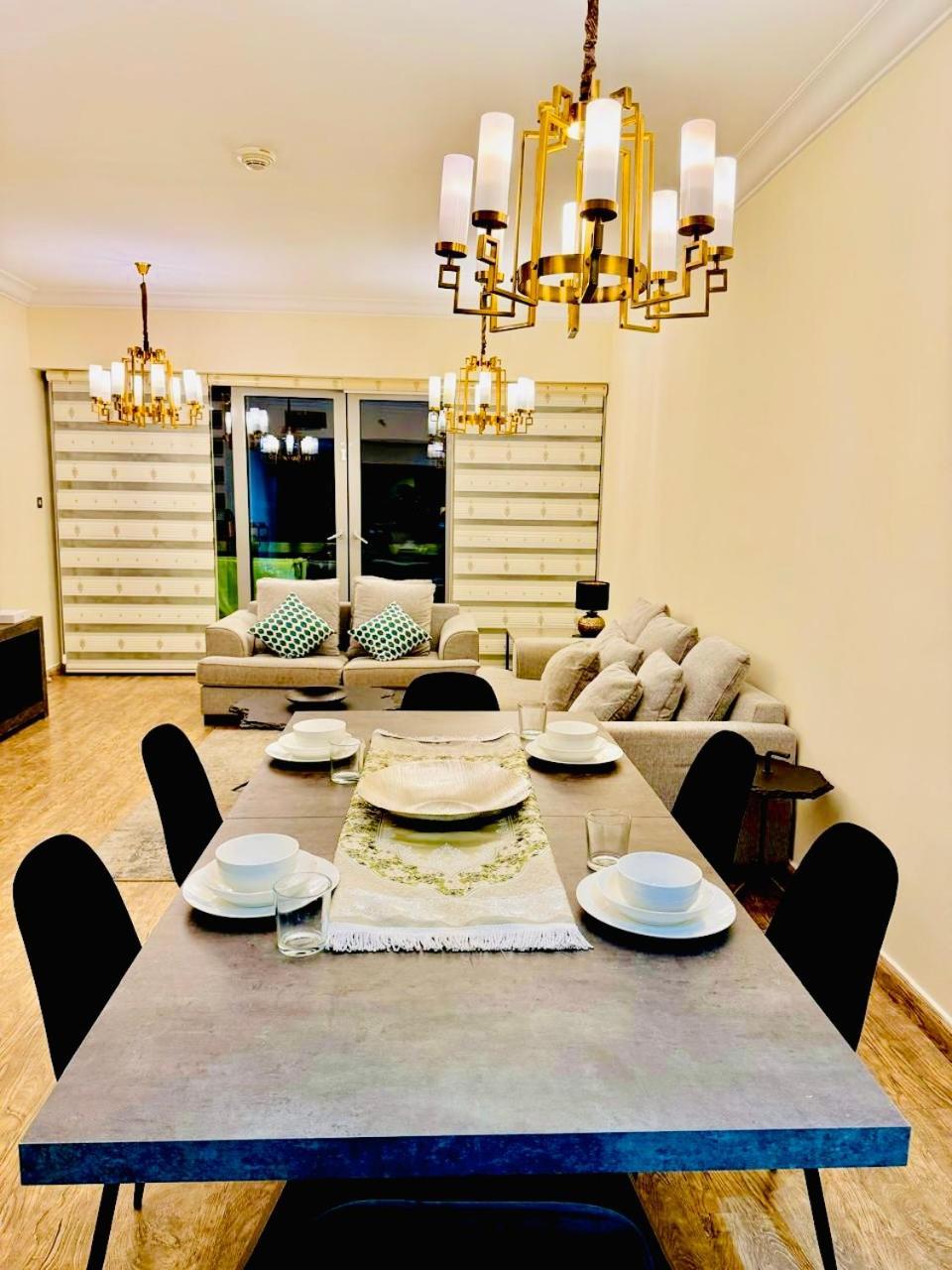 Spacious 2 Bedroom Downtown Apartment *