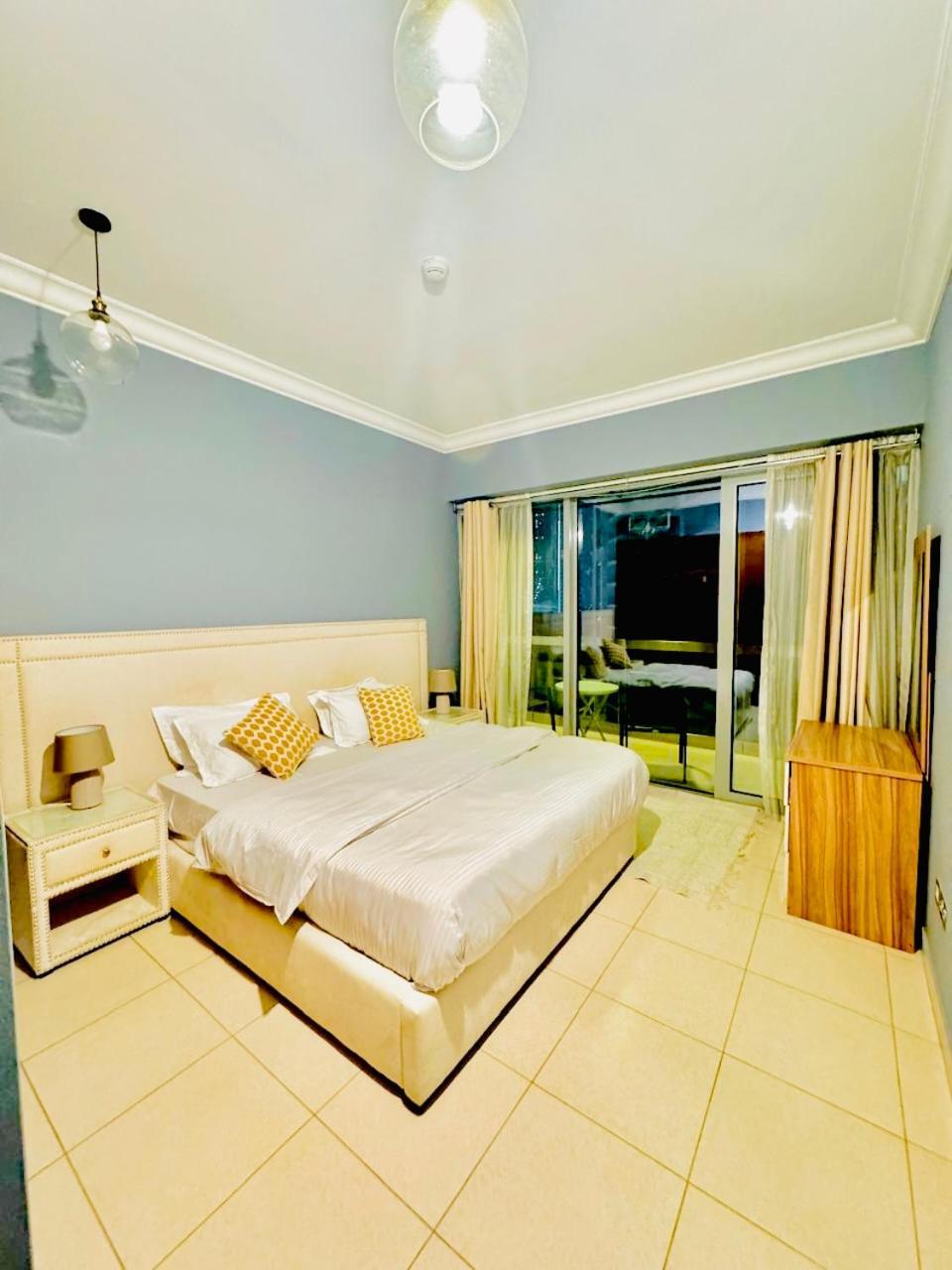 Apartment Spacious 2 Bedroom Downtown *
