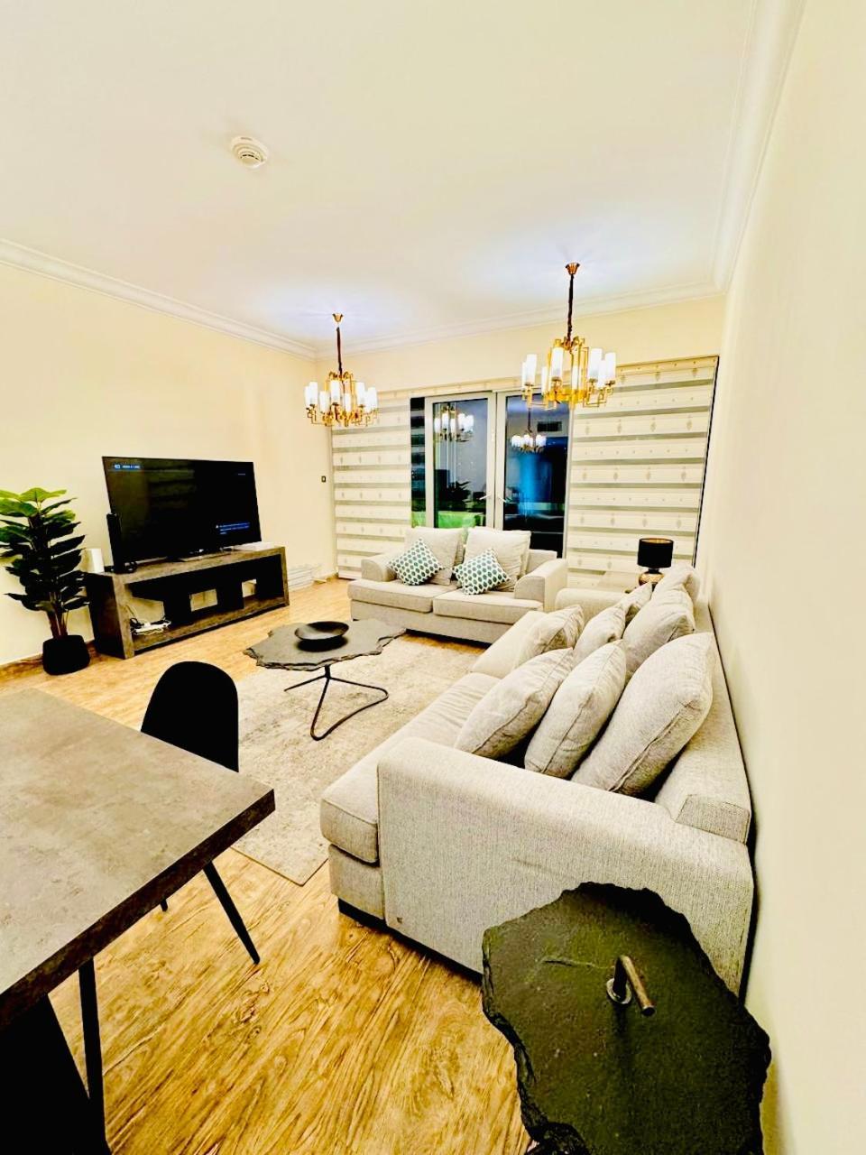 Spacious 2 Bedroom Downtown Apartment *