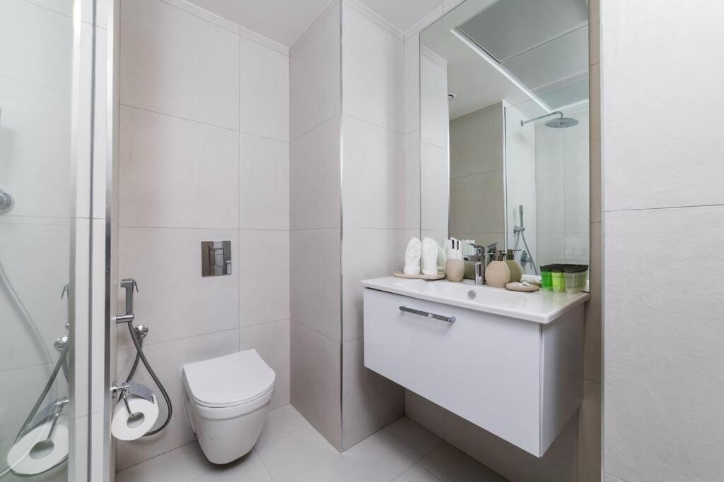 Waves - Luxury Meets Comfort, Modern 1br In Jvcs Luma22 Apartment *