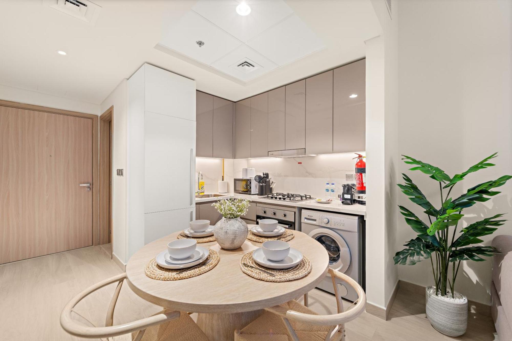 Apartment Cozy 1br With Pool View & Balcony
