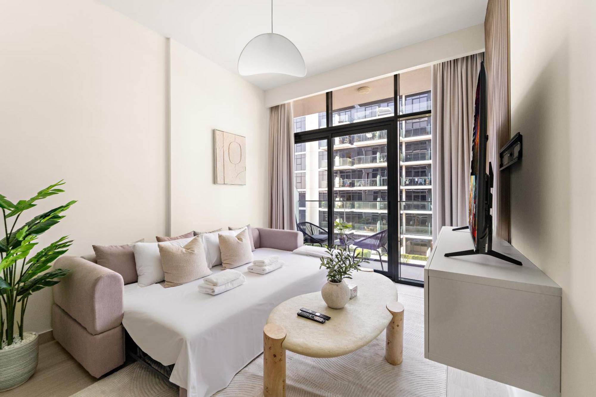 Cozy 1br With Pool View & Balcony Apartment