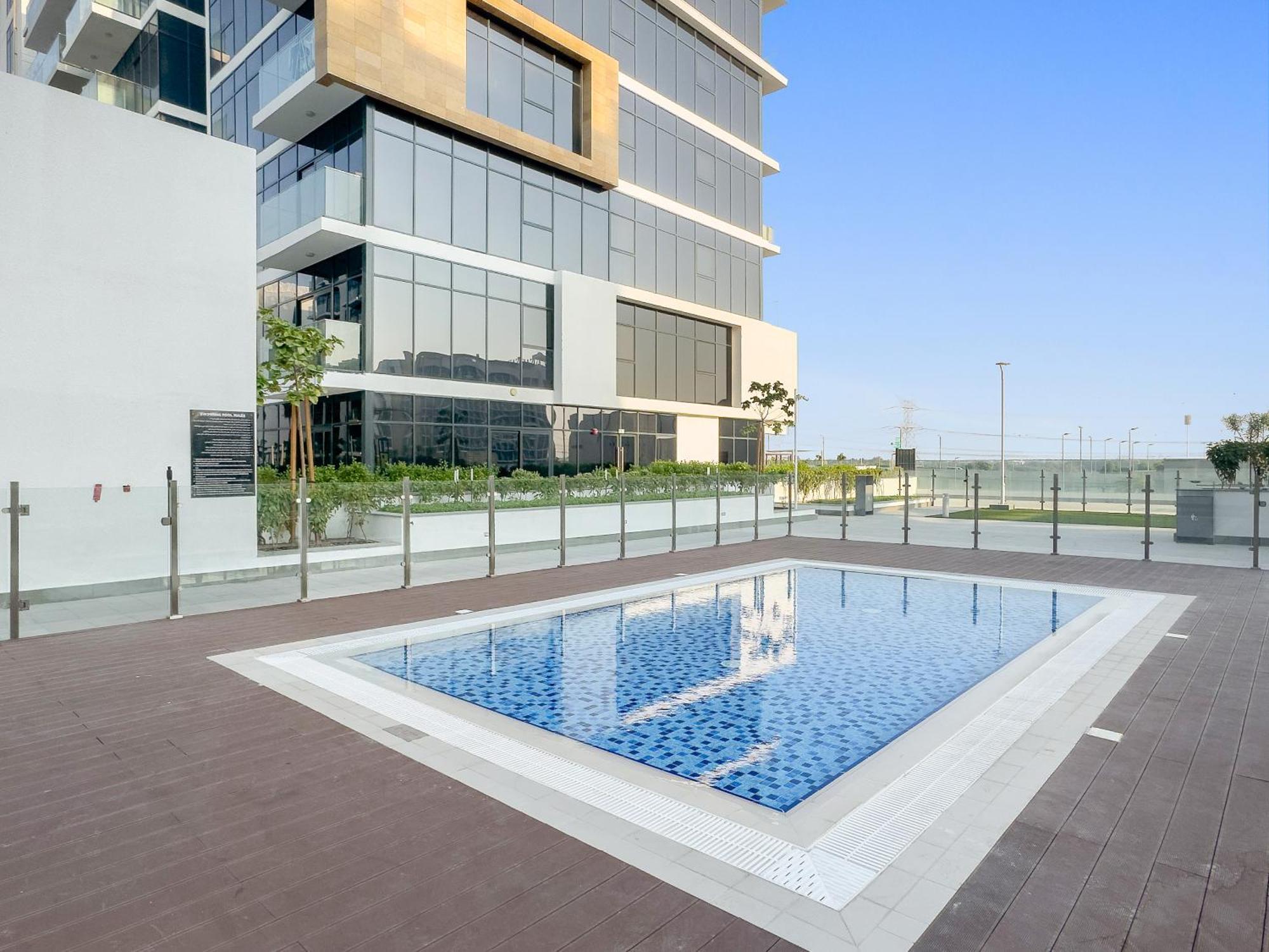Cozy 1br With Pool View & Balcony * Dubai