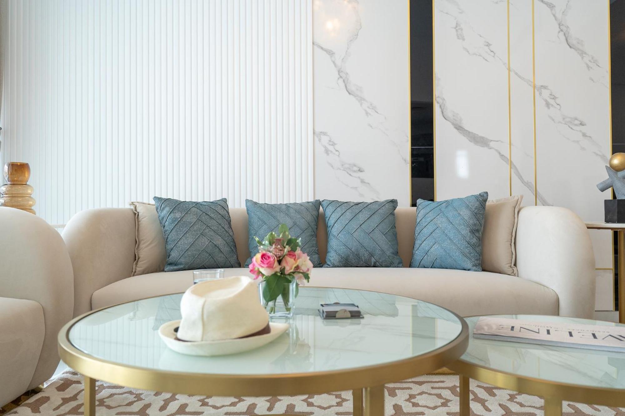 Vogue Elegance At Pearlz Near Metro * Dubai