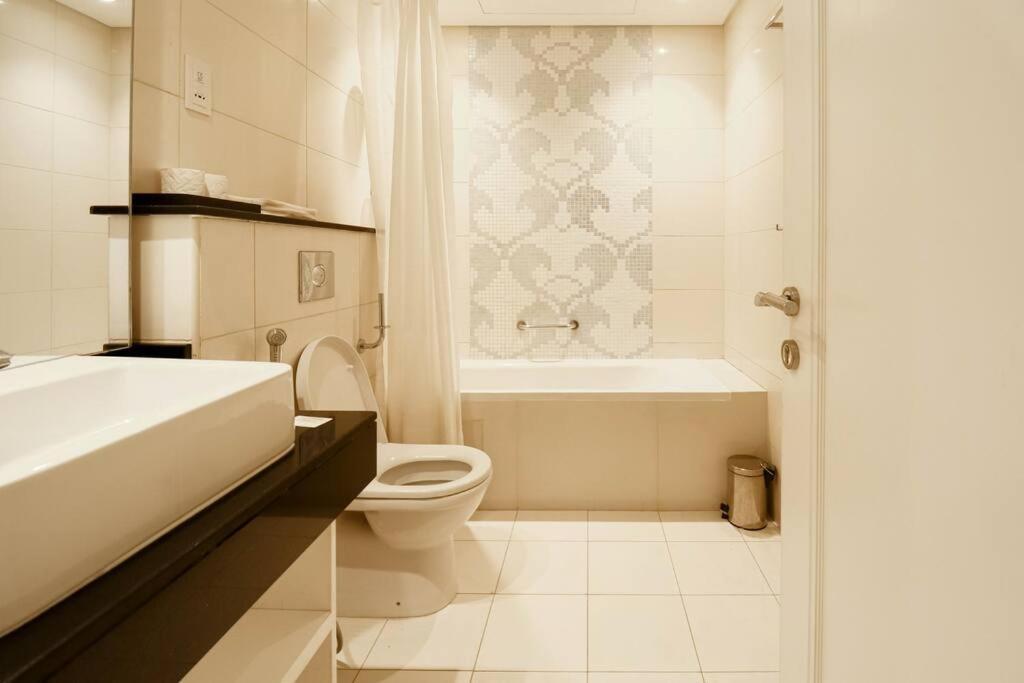 Capital Bay Ezytrac Apartment