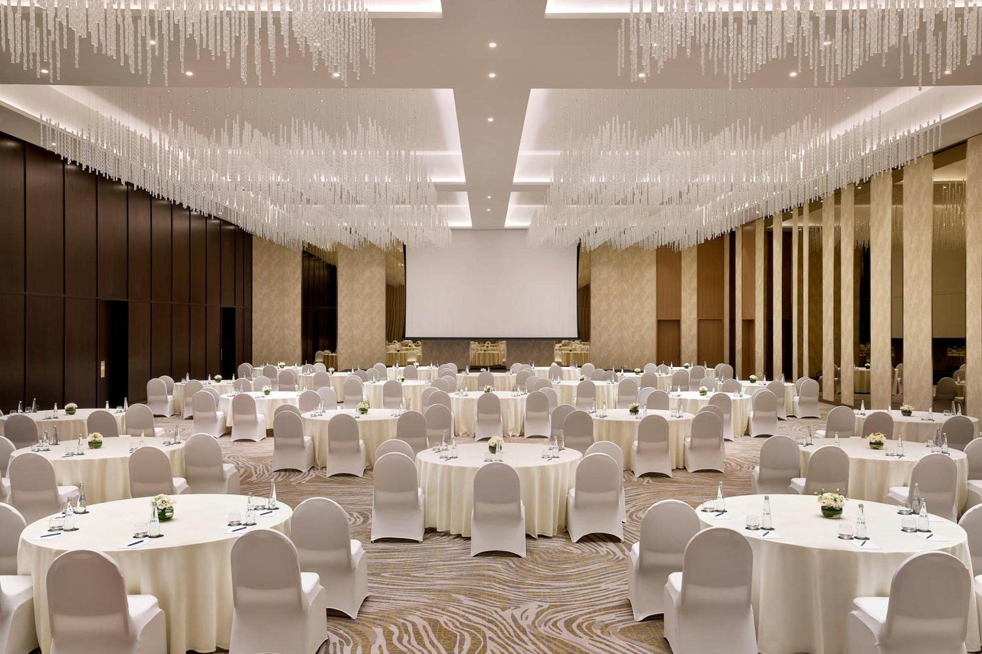 Hilton Garden Business Bay 4*