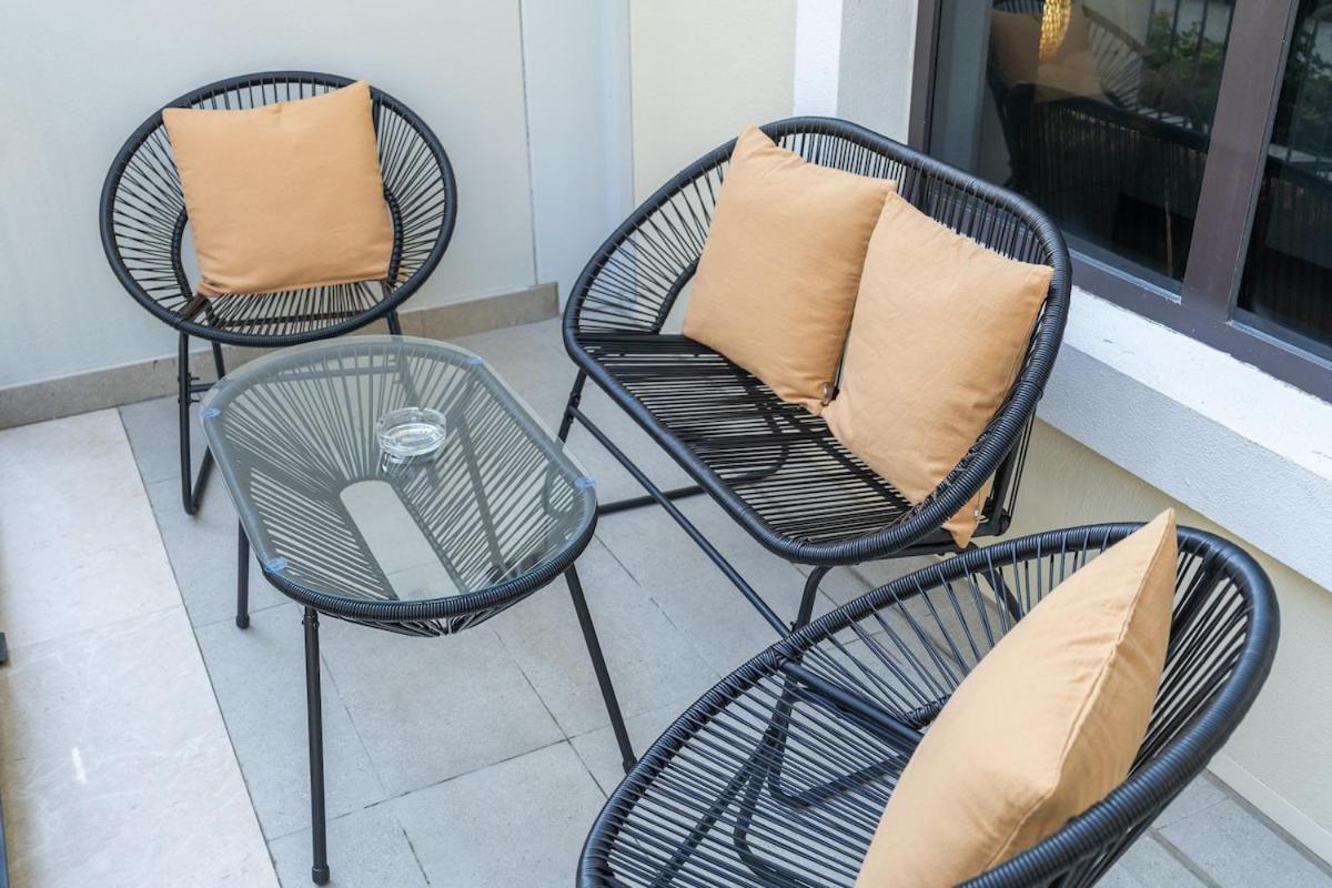 Peaceful 1-bedroom In Port De La Mer With Serene Garden Views!
