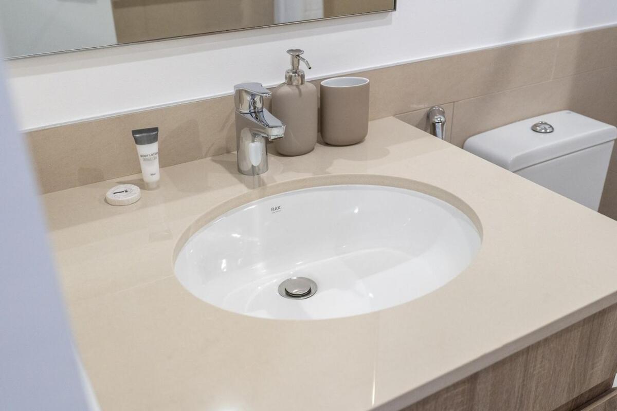 Apartment Minimalist Studio Perfect For 4 In Town Square! *