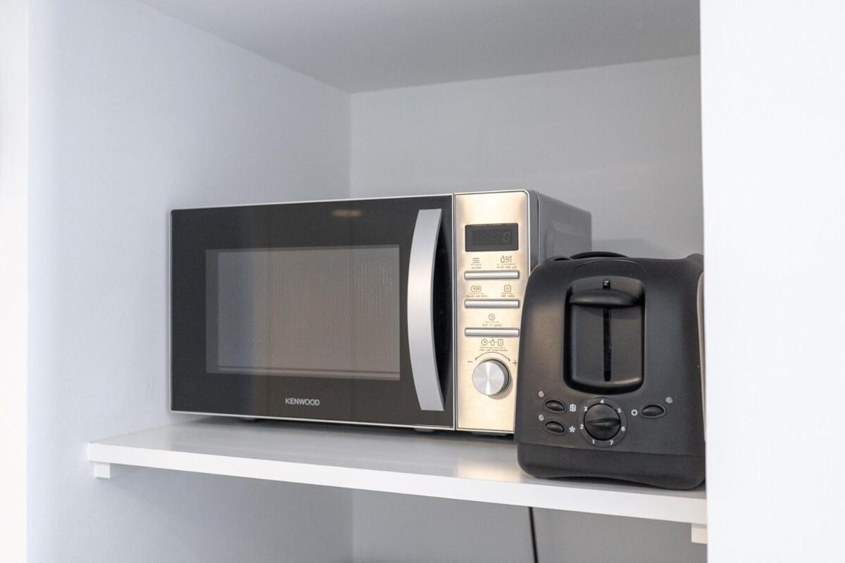 Minimalist Studio Perfect For 4 In Town Square! Apartment *