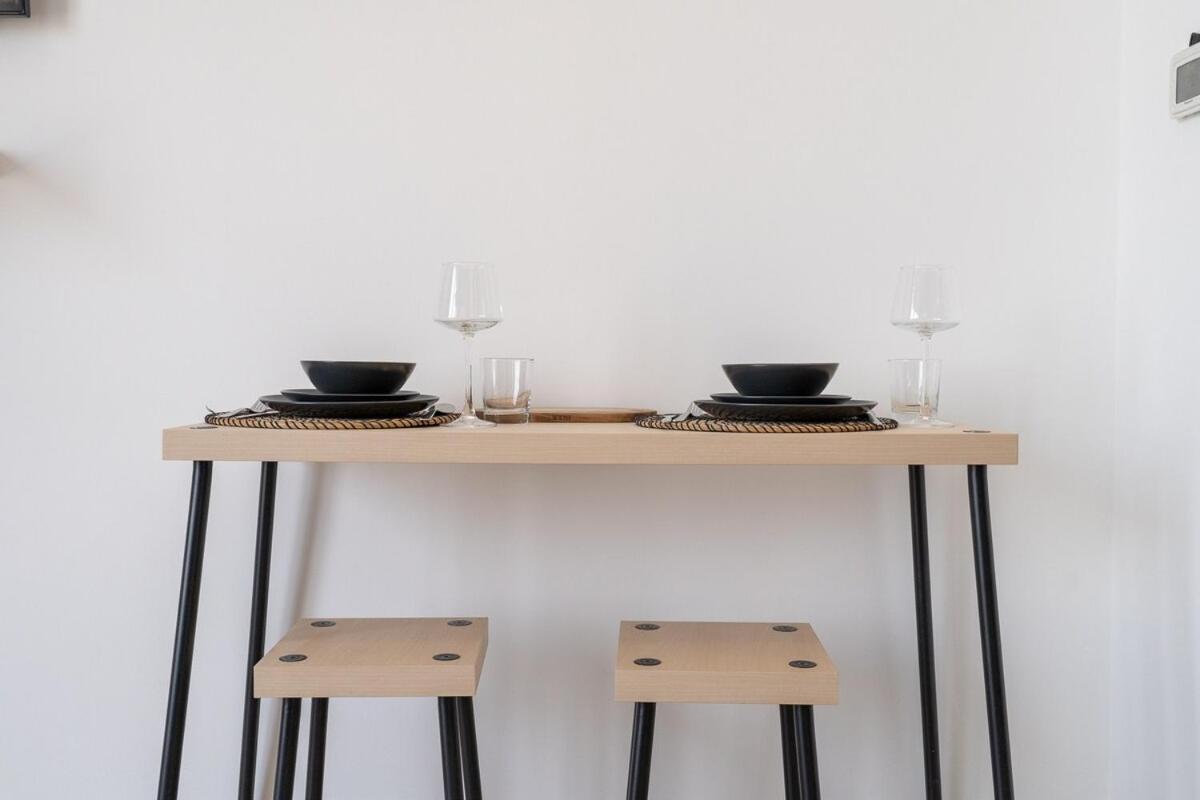Minimalist Studio Perfect For 4 In Town Square! Apartment *