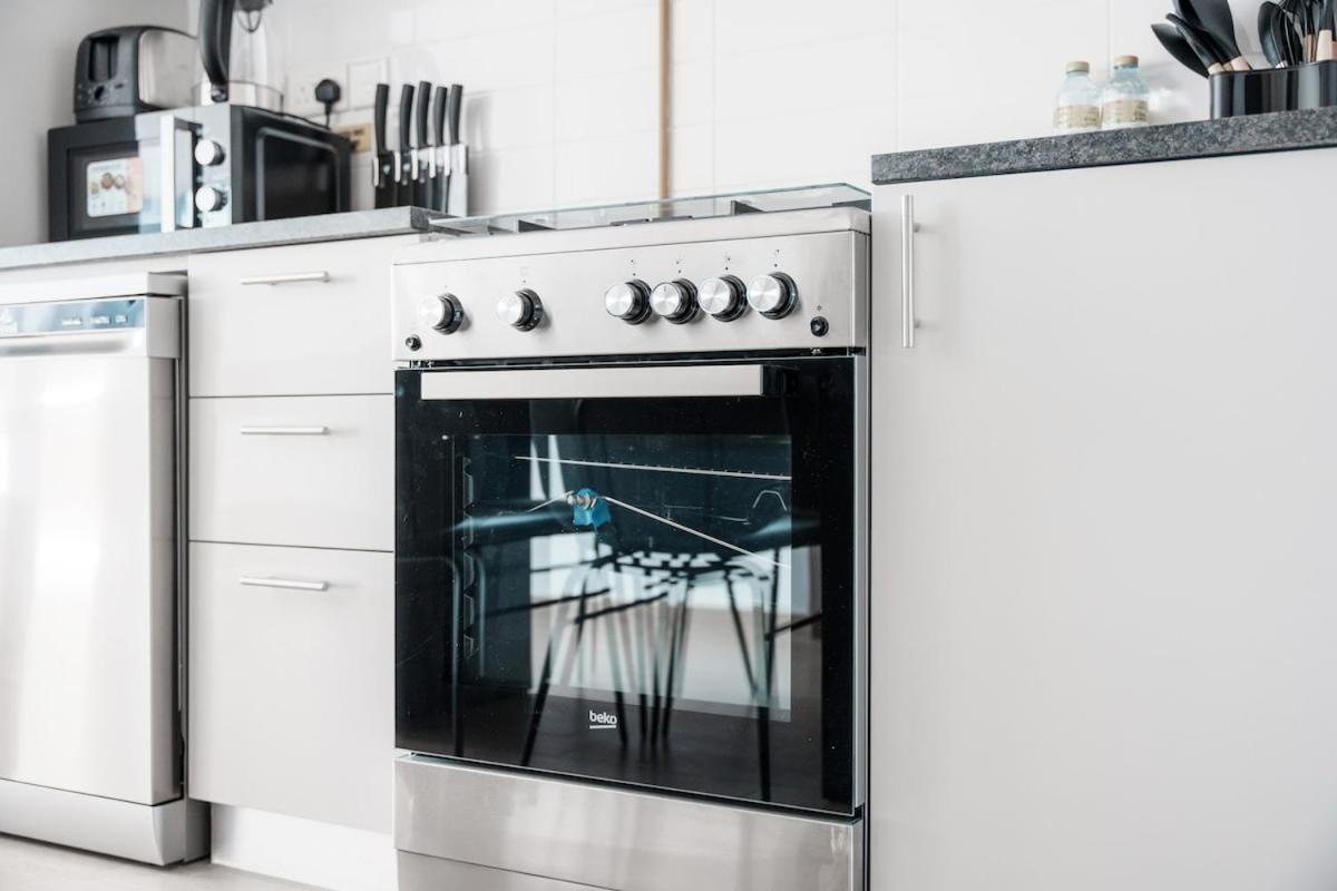Soothing 1-bedroom With A Modern Kitchen And Dining Area In Jebel Ali Apartment