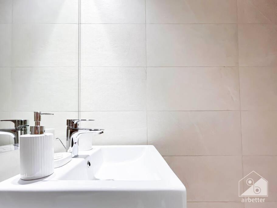 Elegant 1br With Balcony In Azizi Riviera *