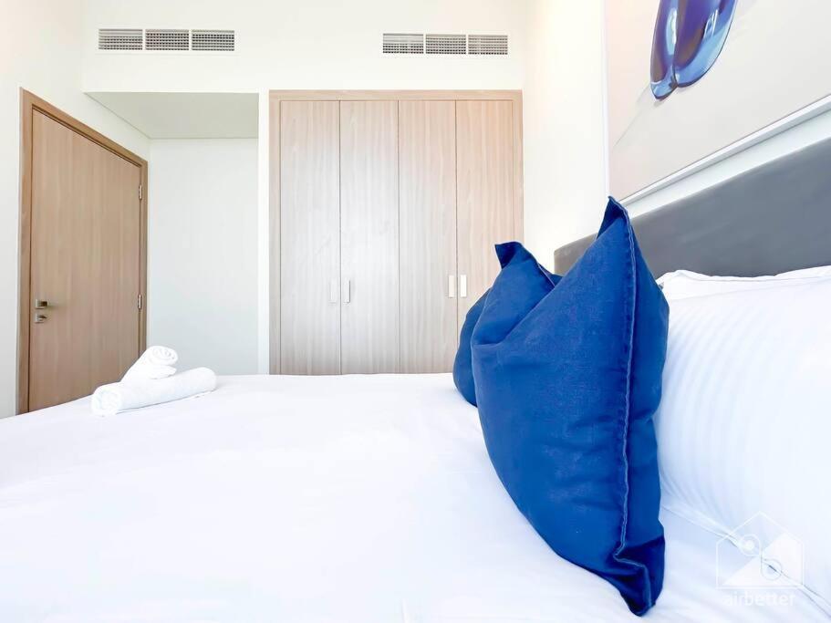 Elegant 1br With Balcony In Azizi Riviera