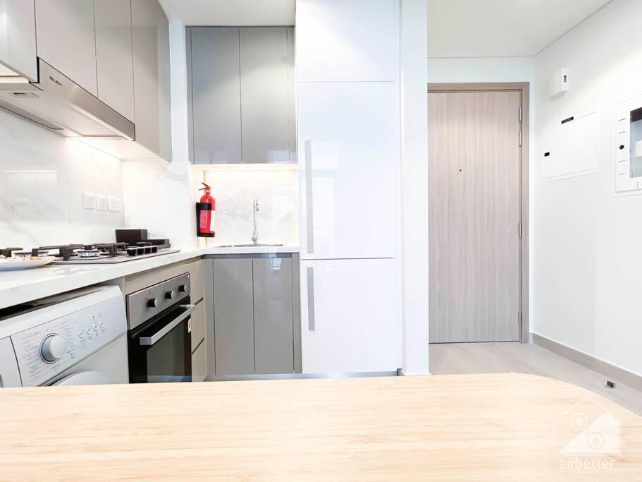 Apartment Elegant 1br With Balcony In Azizi Riviera *