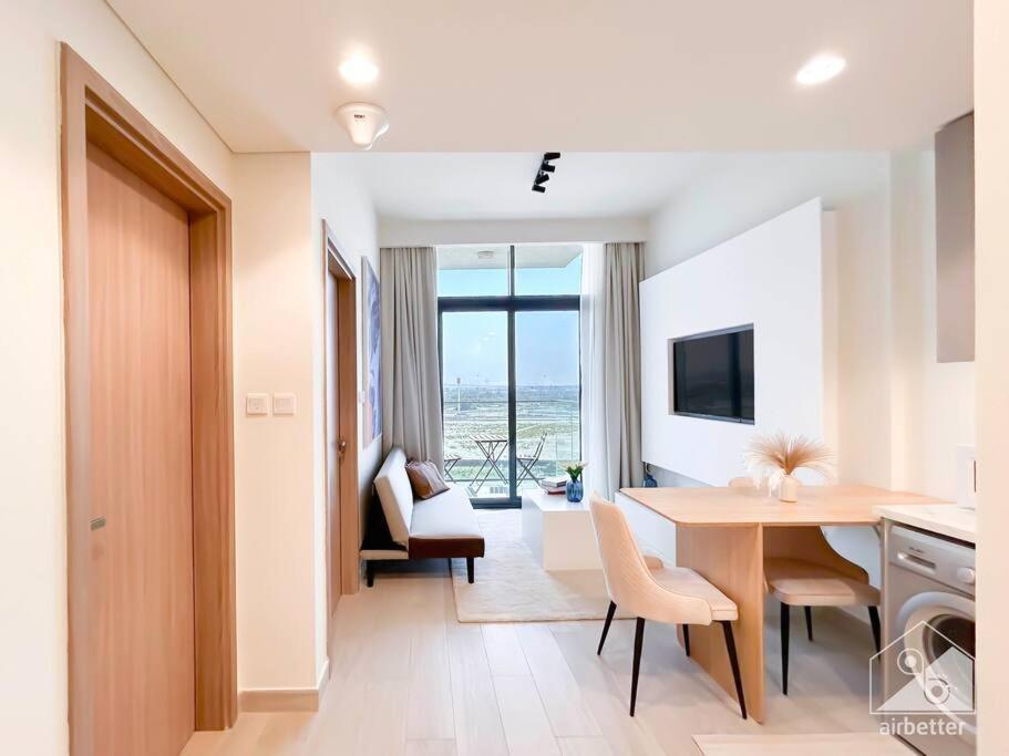 Apartment Elegant 1br With Balcony In Azizi Riviera *