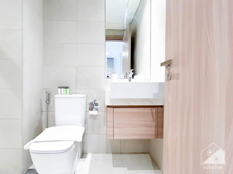 Elegant 1br With Balcony In Azizi Riviera