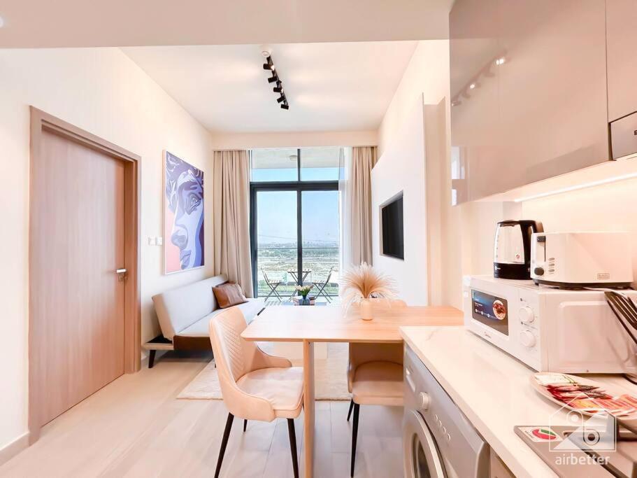Apartment Elegant 1br With Balcony In Azizi Riviera *