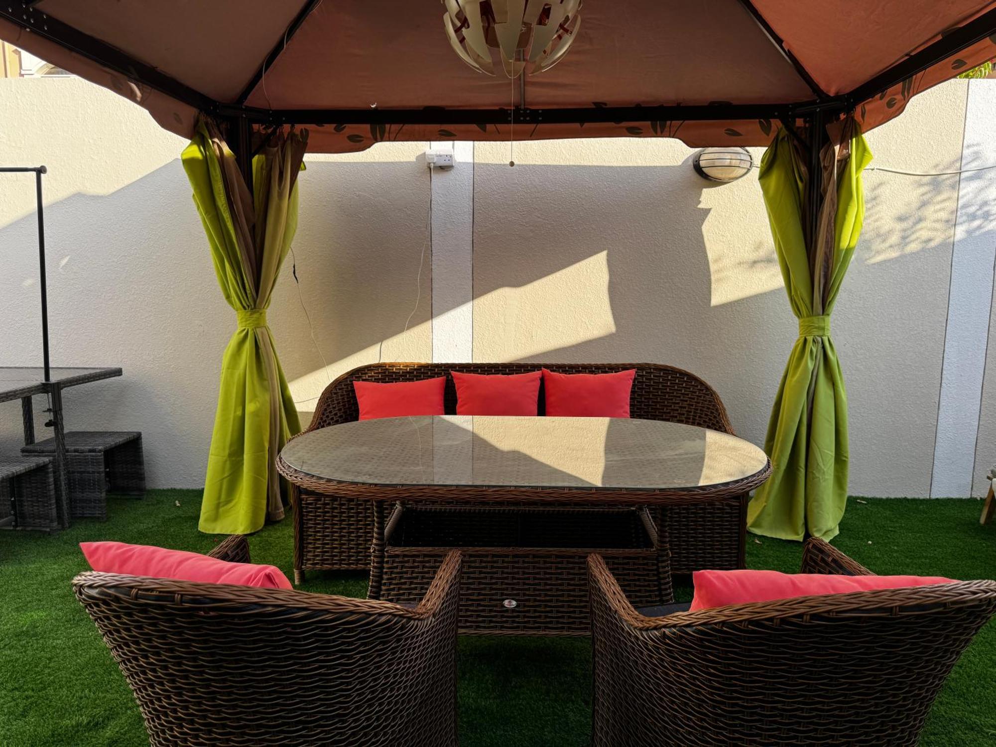 1br Unit In A Townhouse With Great Outdoors And Patio Dubai