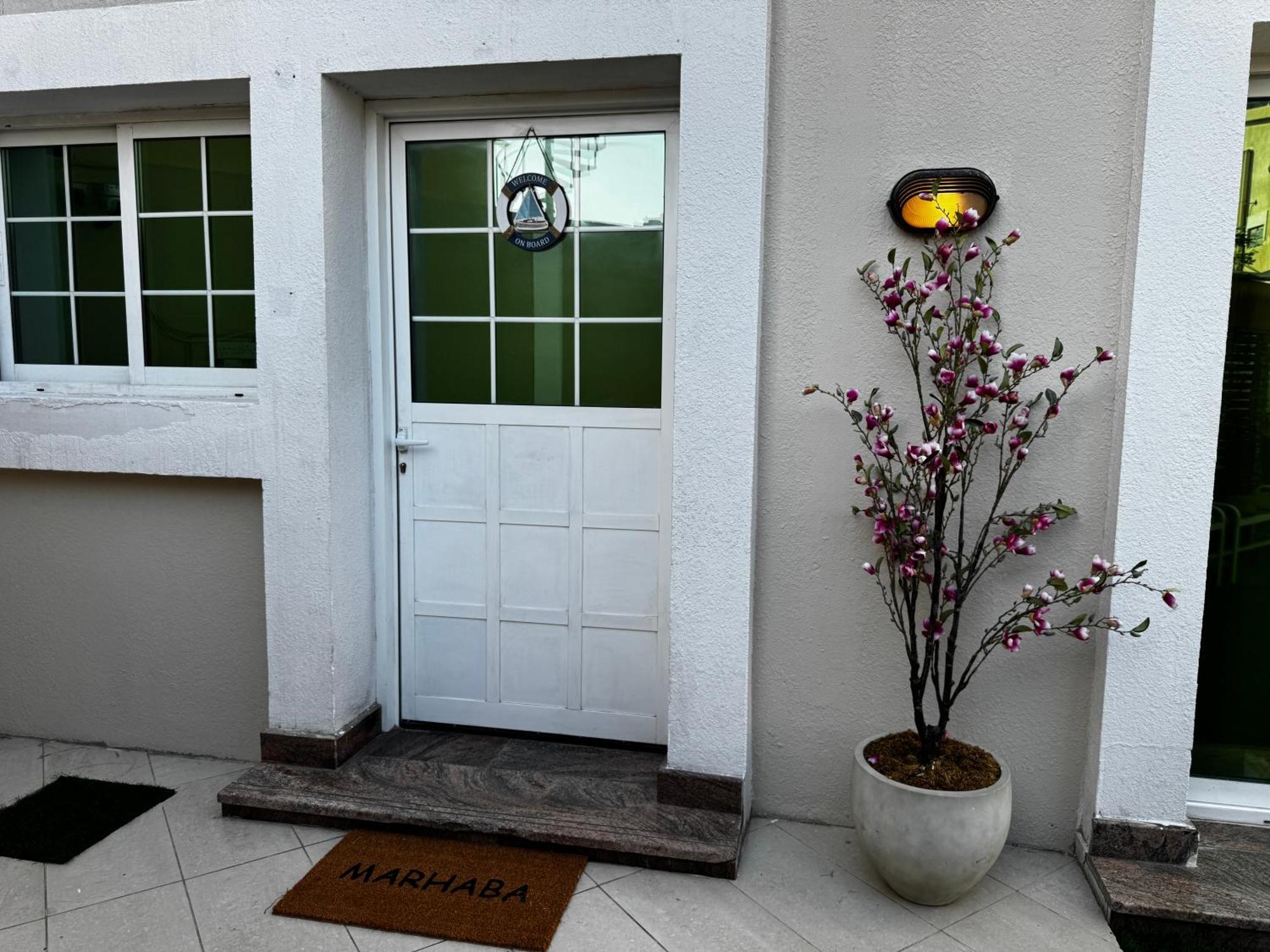 Homestay 1br Unit In A Townhouse With Great Outdoors And Patio *