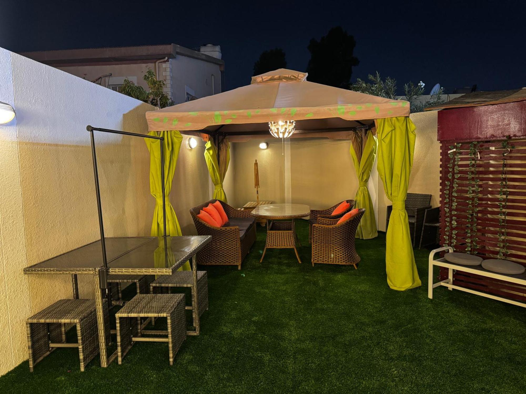Homestay 1br Unit In A Townhouse With Great Outdoors And Patio