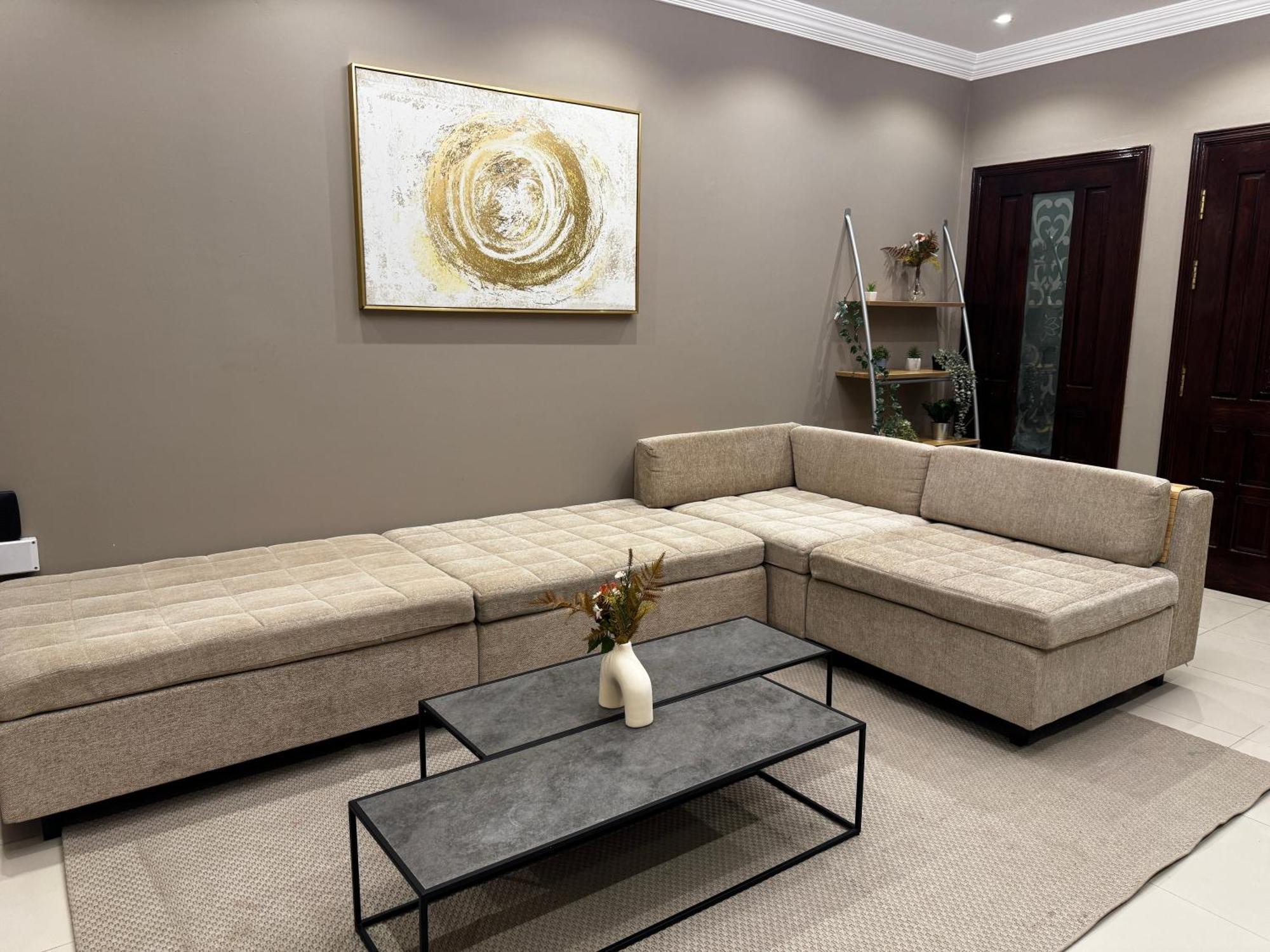 1br Unit In A Townhouse With Great Outdoors And Patio Homestay
