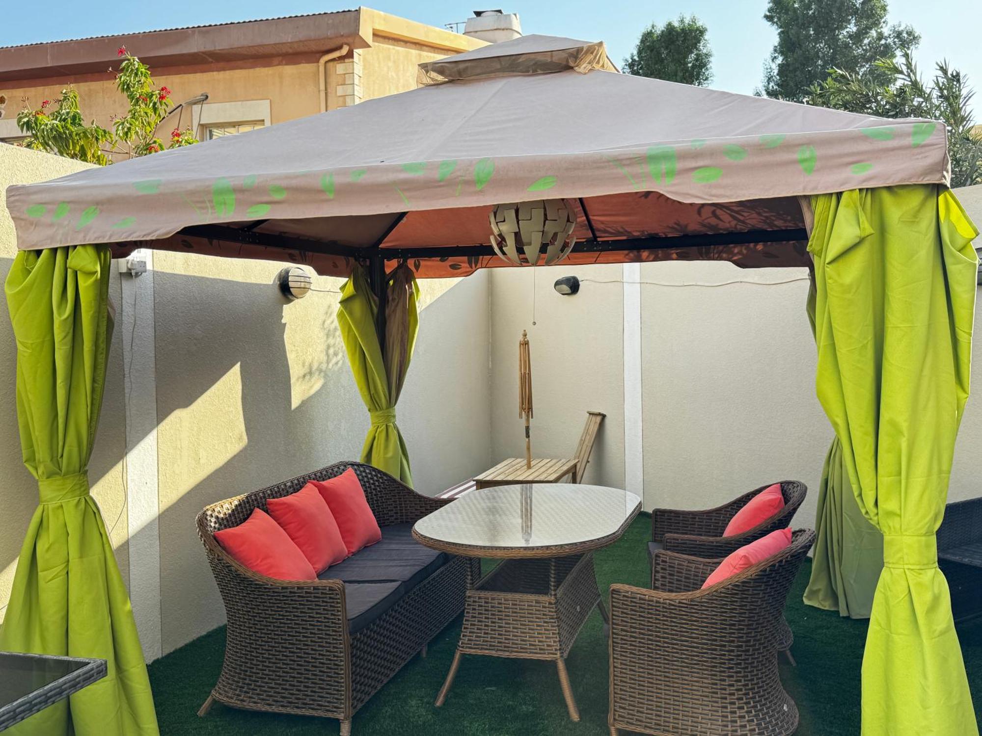 1br Unit In A Townhouse With Great Outdoors And Patio *