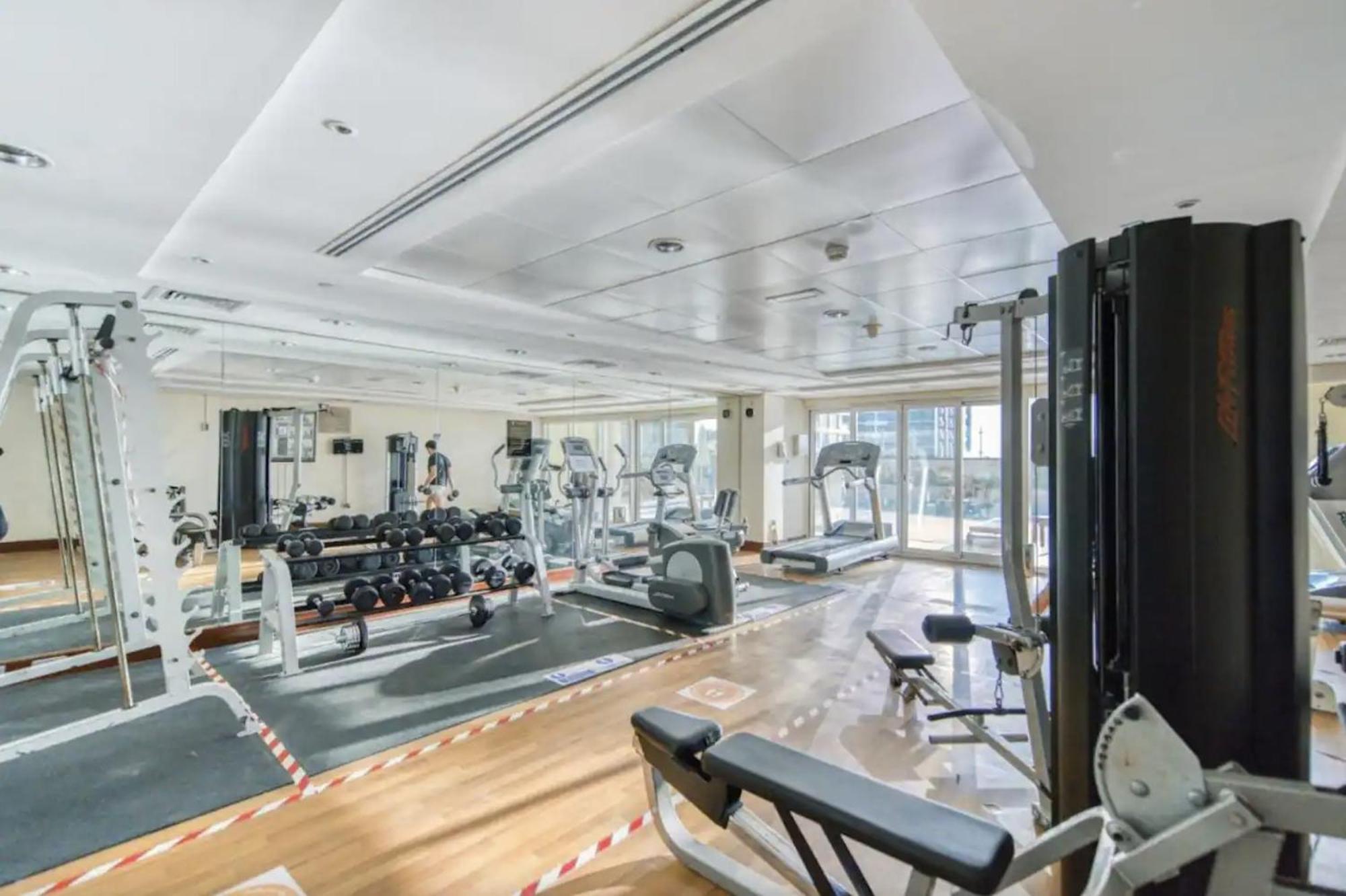 Luxury With Balcony - Close To Metro & Marina